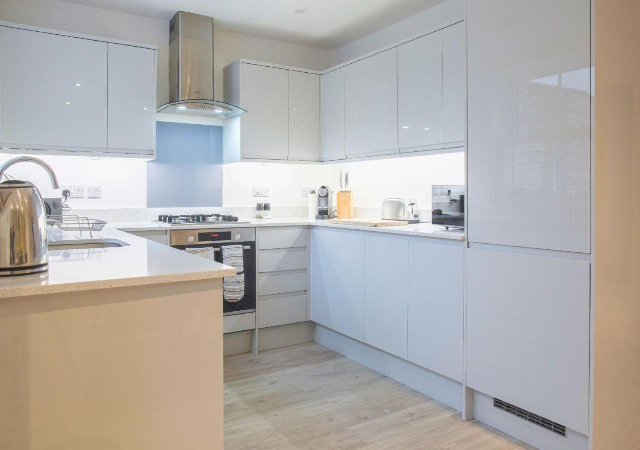 첼튼엄 Stunning 2 Bed With Private Patio And Free Parking 빌라 외부 사진