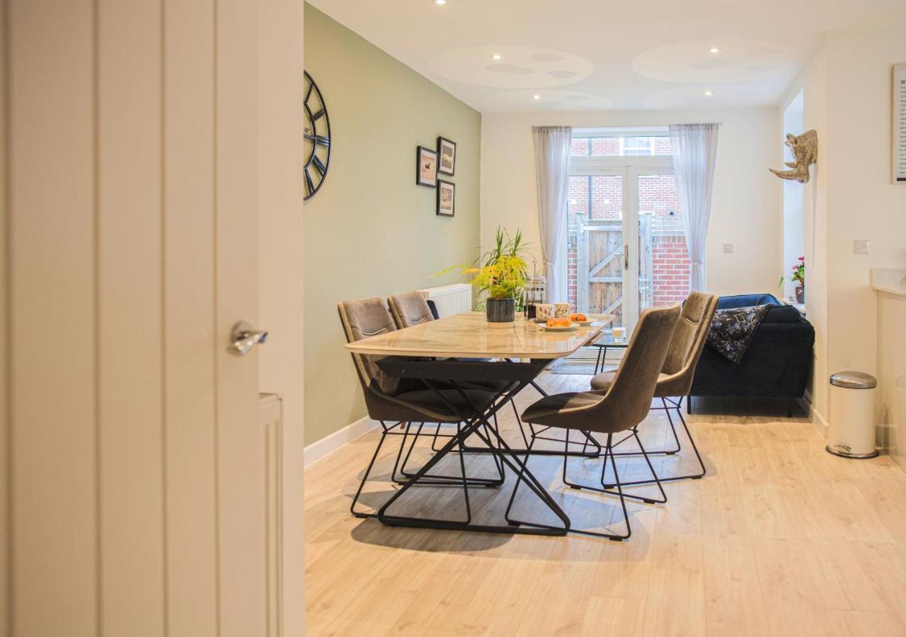 첼튼엄 Stunning 2 Bed With Private Patio And Free Parking 빌라 외부 사진
