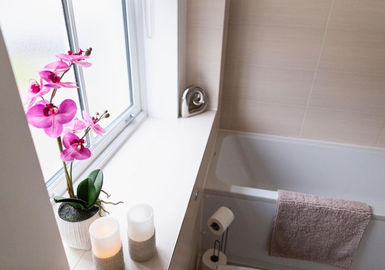 첼튼엄 Stunning 2 Bed With Private Patio And Free Parking 빌라 외부 사진