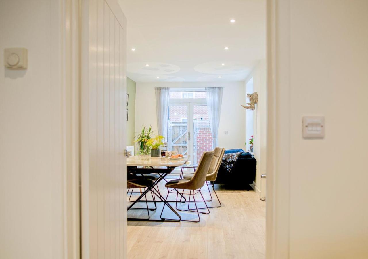 첼튼엄 Stunning 2 Bed With Private Patio And Free Parking 빌라 외부 사진