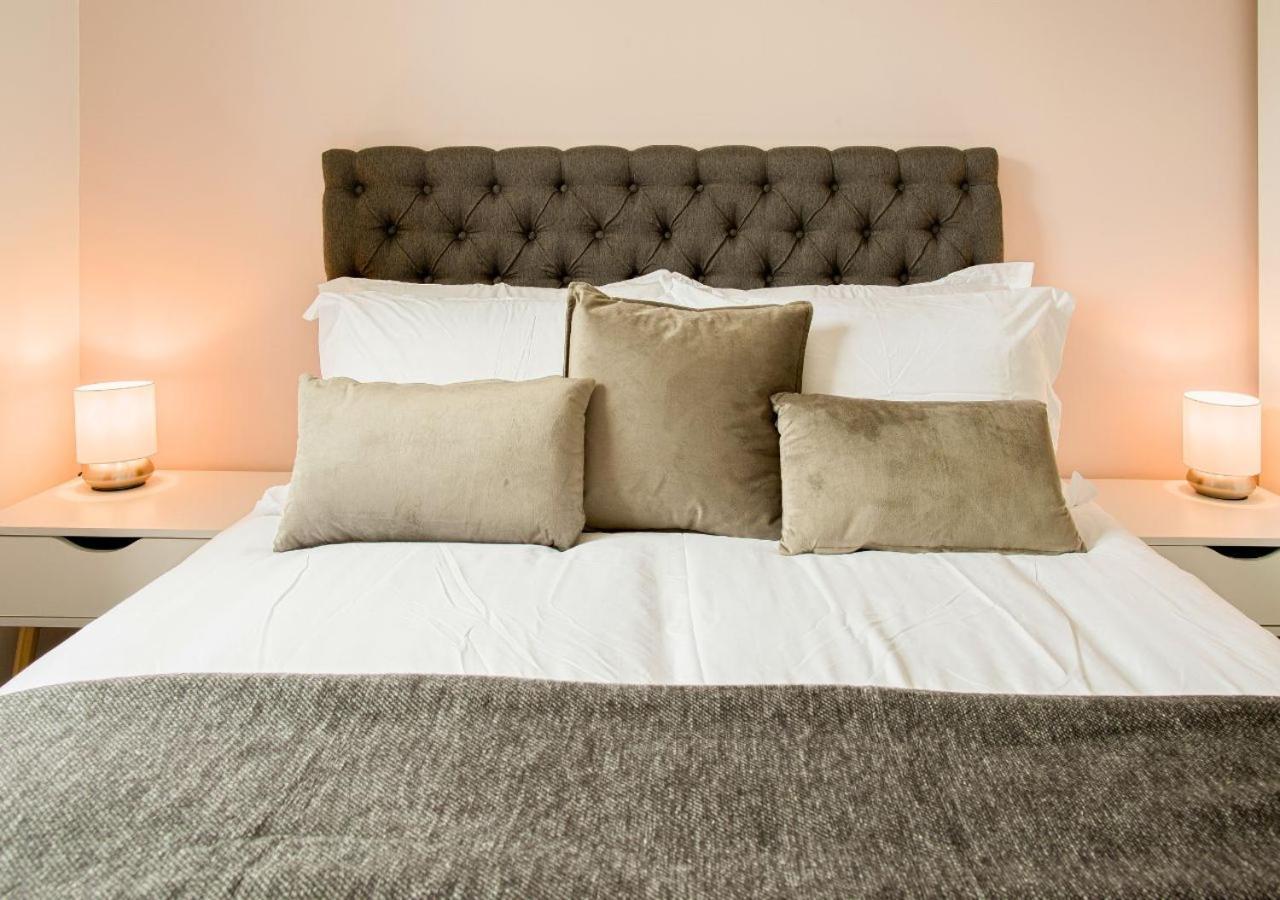 첼튼엄 Stunning 2 Bed With Private Patio And Free Parking 빌라 외부 사진