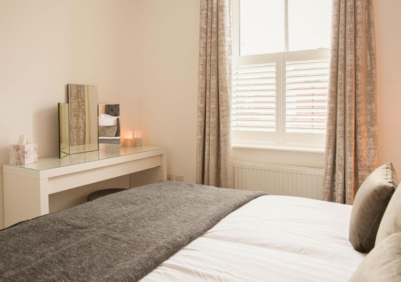 첼튼엄 Stunning 2 Bed With Private Patio And Free Parking 빌라 외부 사진