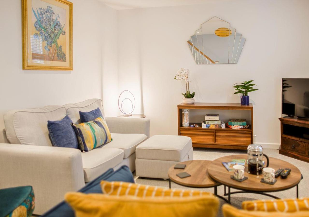 첼튼엄 Stunning 2 Bed With Private Patio And Free Parking 빌라 외부 사진
