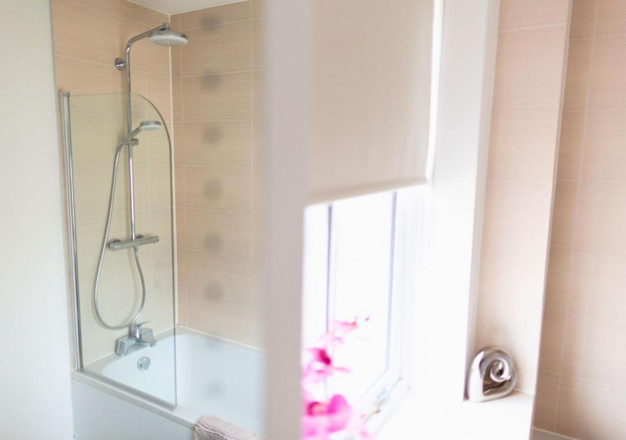 첼튼엄 Stunning 2 Bed With Private Patio And Free Parking 빌라 외부 사진