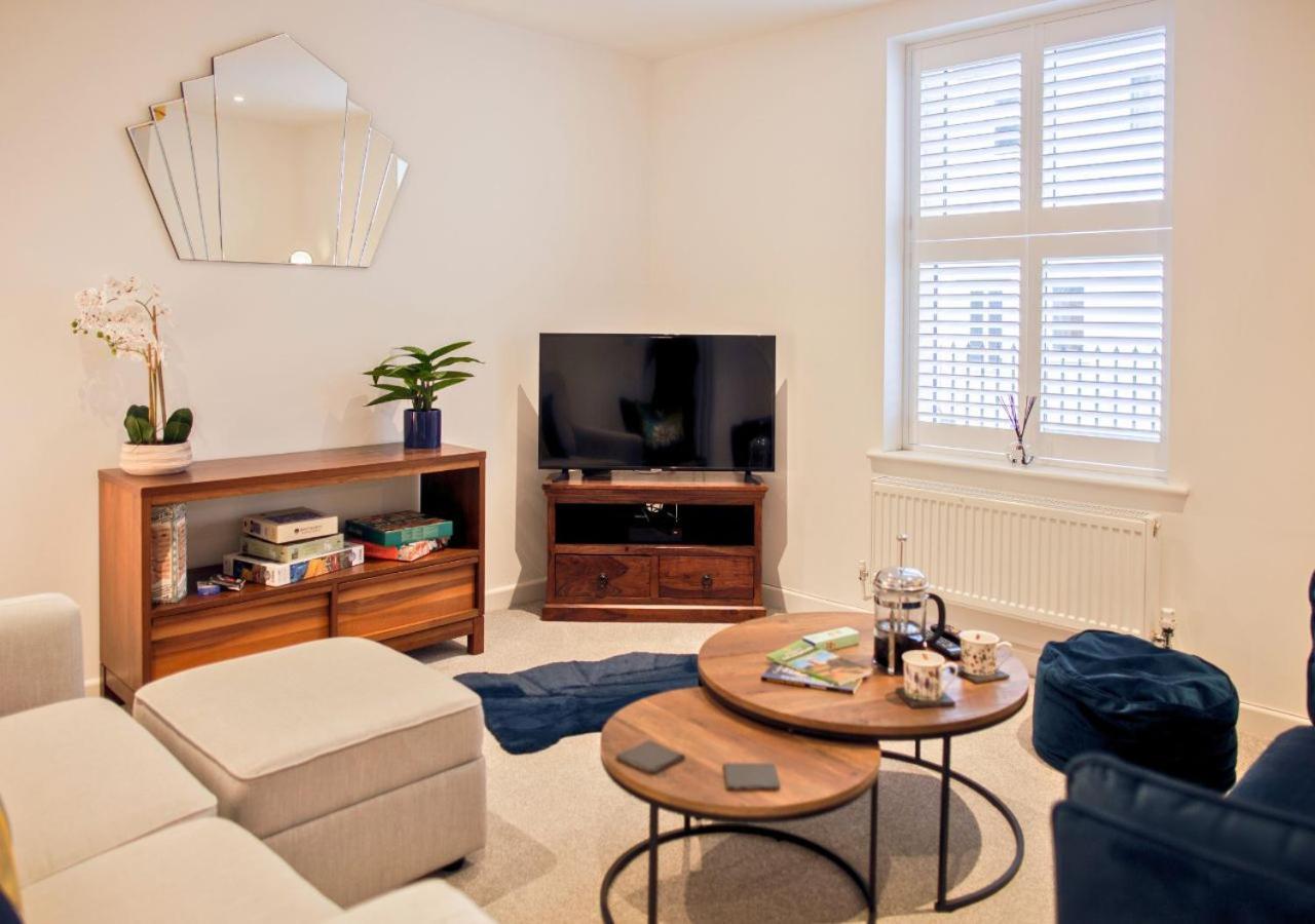 첼튼엄 Stunning 2 Bed With Private Patio And Free Parking 빌라 외부 사진