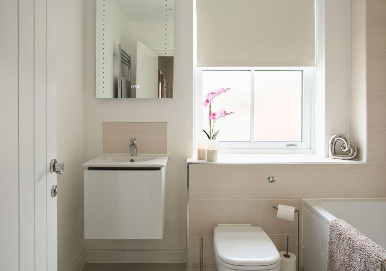 첼튼엄 Stunning 2 Bed With Private Patio And Free Parking 빌라 외부 사진