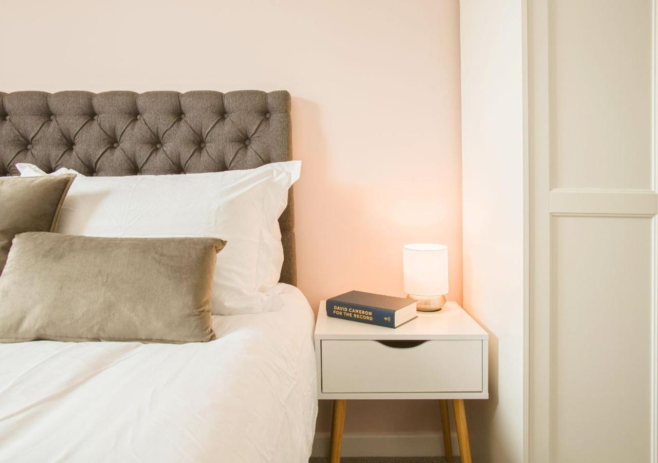 첼튼엄 Stunning 2 Bed With Private Patio And Free Parking 빌라 외부 사진